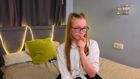 Snapshot of mireillelablue chatting on October 20, 9:18 pm Lina online show from October 20, 9:18 pm