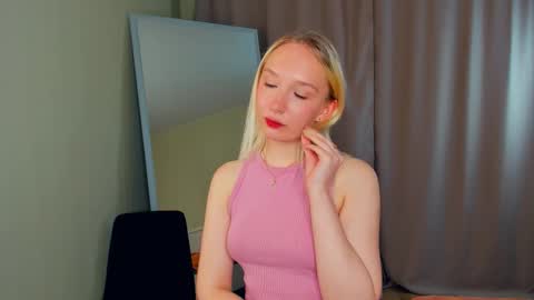 Snapshot of mirtachebret chatting on November 1, 5:55 am Lucy online show from November 1, 5:55 am