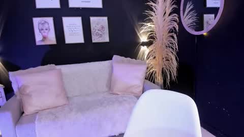 Snapshot of mishanabi_ chatting on October 6, 8:24 pm Misha online show from October 6, 8:24 pm