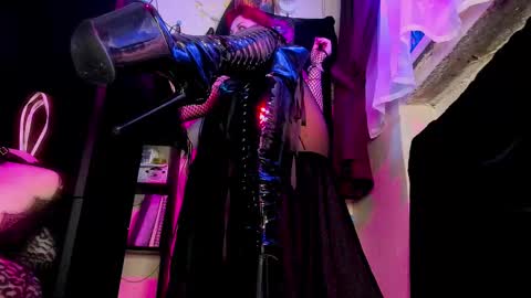 Snapshot of miss_asmodeus chatting on February 18, 8:15 pm missAsmodeus online show from February 18, 8:15 pm