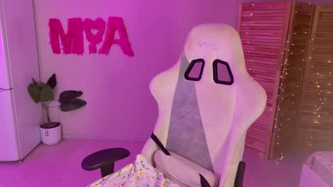 Snapshot of miss_mia_meow chatting on October 24, 5:25 am Mamma Mia online show from October 24, 5:25 am