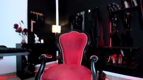 Snapshot of missdarklady chatting on February 11, 9:56 pm Missdarklady online show from February 11, 9:56 pm