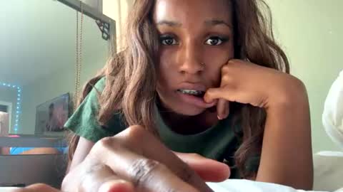 missmarimac online show from July 15, 2:22 pm