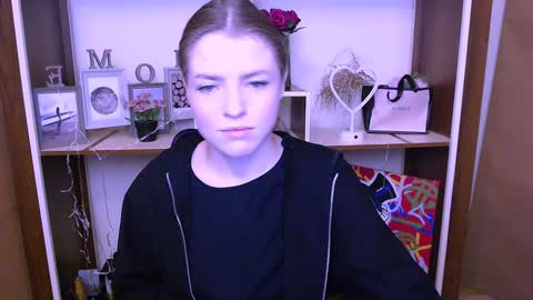 Snapshot of missoliviaa_ chatting on December 24, 8:11 am Olivia online show from December 24, 8:11 am