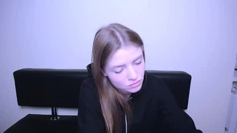 Snapshot of missoliviaa_ chatting on February 18, 8:38 am Olivia online show from February 18, 8:38 am