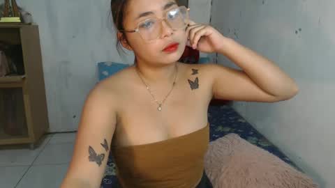 missRHEA online show from February 4, 2:39 am