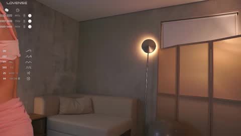 Mia online show from December 4, 5:46 pm