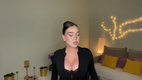 Mia online show from July 4, 3:30 pm