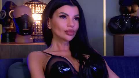 Elenia online show from March 18, 2:11 pm