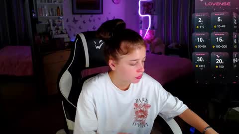 Molly Prvt is open online show from September 9, 11:10 am