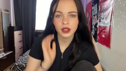 molly_kinkli online show from April 19, 8:14 am