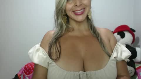 Snapshot of mollybunny01 chatting on December 18, 10:24 pm Molly Bunny online show from December 18, 10:24 pm