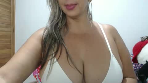 Snapshot of mollybunny01 chatting on December 10, 10:47 pm Molly Bunny online show from December 10, 10:47 pm