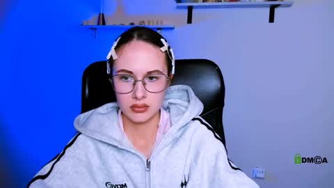 Mona  online show from January 31, 8:40 pm