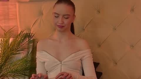 MonaHicks online show from April 17, 10:01 pm