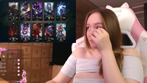 Snapshot of moonlish_siren chatting on October 3, 6:46 pm Katrin online show from October 3, 6:46 pm