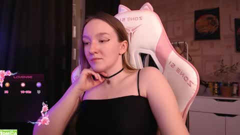 Snapshot of moonlish_siren chatting on February 18, 8:47 pm Katrin online show from February 18, 8:47 pm