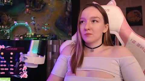 Snapshot of moonlish_siren chatting on February 12, 8:40 pm Katrin online show from February 12, 8:40 pm