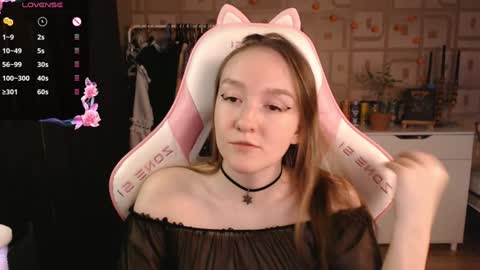 Snapshot of moonlish_siren chatting on December 6, 9:12 pm Katrin online show from December 6, 9:12 pm