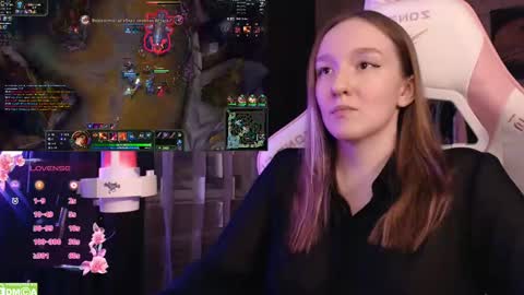 Snapshot of moonlish_siren chatting on February 14, 10:04 pm Katrin online show from February 14, 10:04 pm