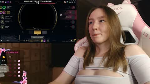 Snapshot of moonlish_siren chatting on October 4, 7:07 pm Katrin online show from October 4, 7:07 pm