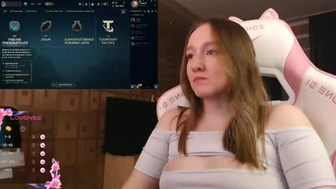 Snapshot of moonlish_siren chatting on October 12, 8:44 pm Katrin online show from October 12, 8:44 pm