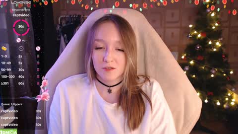 Snapshot of moonlish_siren chatting on December 28, 12:15 am Katrin online show from December 28, 12:15 am