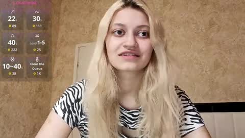 Eva is here now  help me get 50 thumbs up pls  online show from March 29, 9:25 pm