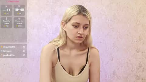 Eva is here now  help me get 50 thumbs up pls  online show from April 16, 9:25 pm