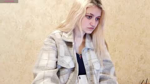 Eva is here now  help me get 50 thumbs up pls  online show from April 18, 8:42 pm