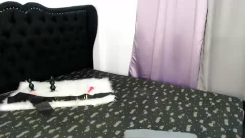 mscherry_ online show from November 17, 5:46 pm