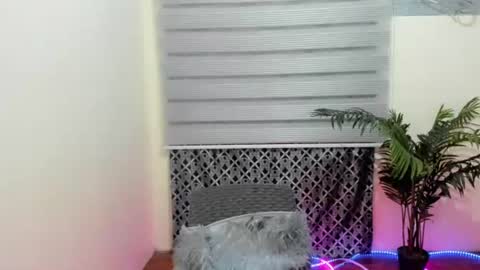 Krestine Mae online show from November 19, 1:00 pm