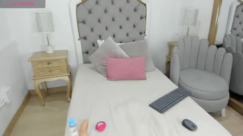 Nahiara online show from December 4, 7:34 pm