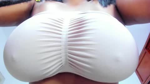 Nahomy online show from April 16, 9:39 pm