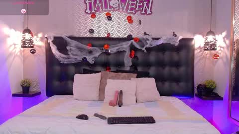 naiaramasson_ online show from October 28, 12:22 pm