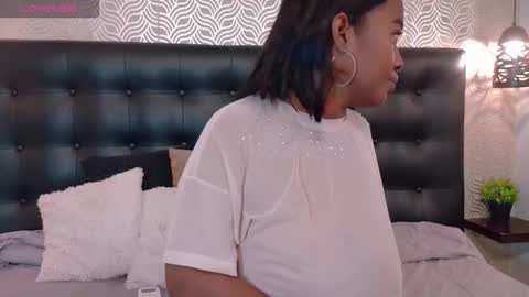 naiaramasson_ online show from December 18, 1:16 pm