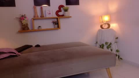 nairagold_ online show from May 16, 1:30 am