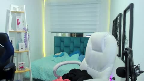 naomy online show from October 18, 11:17 pm