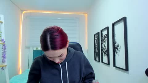 naomy online show from December 1, 1:31 am