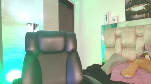 Snapshot of natasharobbins chatting on October 10, 12:04 am   online show from October 10, 12:04 am