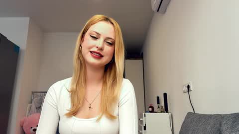 Mia online show from April 30, 1:49 pm