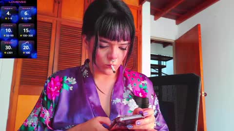 Em  please help me reach 100 thumbs up 3 online show from January 19, 9:23 pm