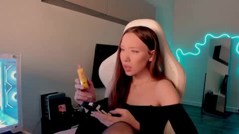 Mina online show from April 28, 8:07 am