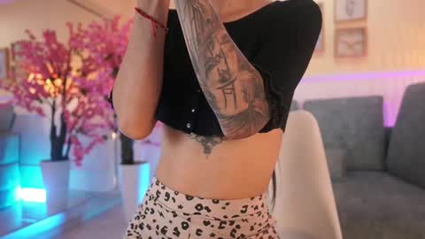 Nicole Crawft online show from November 19, 8:31 pm