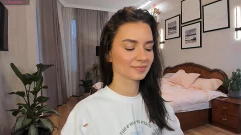 Snapshot of nicoleluuv chatting on October 24, 1:29 pm Dua Lipa online show from October 24, 1:29 pm