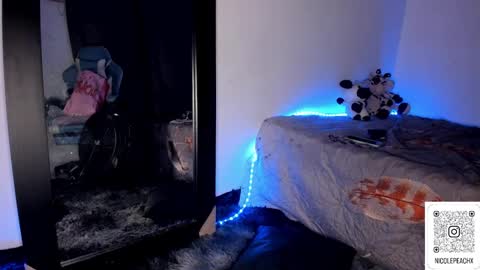 Nicol independent model online show from December 24, 5:55 pm