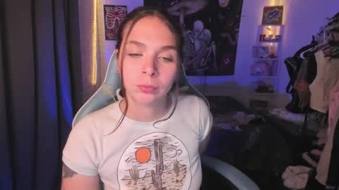 Nicol independent model online show from October 6, 11:53 pm