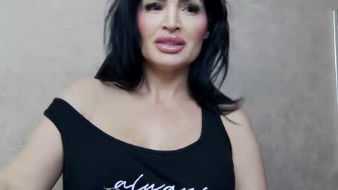 Nicolle online show from February 11, 8:20 pm