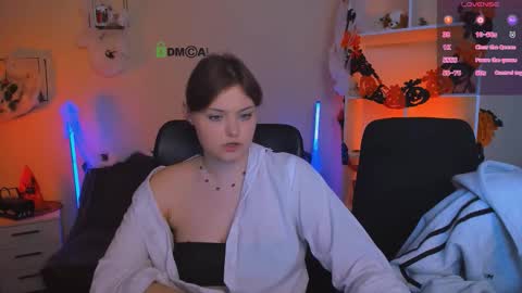 Snapshot of nikol_kitt chatting on October 29, 8:44 pm Little Niko  Help me reach my goals online show from October 29, 8:44 pm