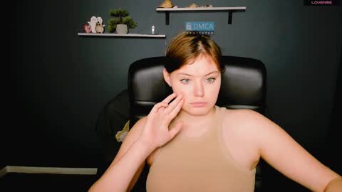 Snapshot of nikol_kitt chatting on December 8, 5:18 am Little Niko  Help me reach my goals online show from December 8, 5:18 am